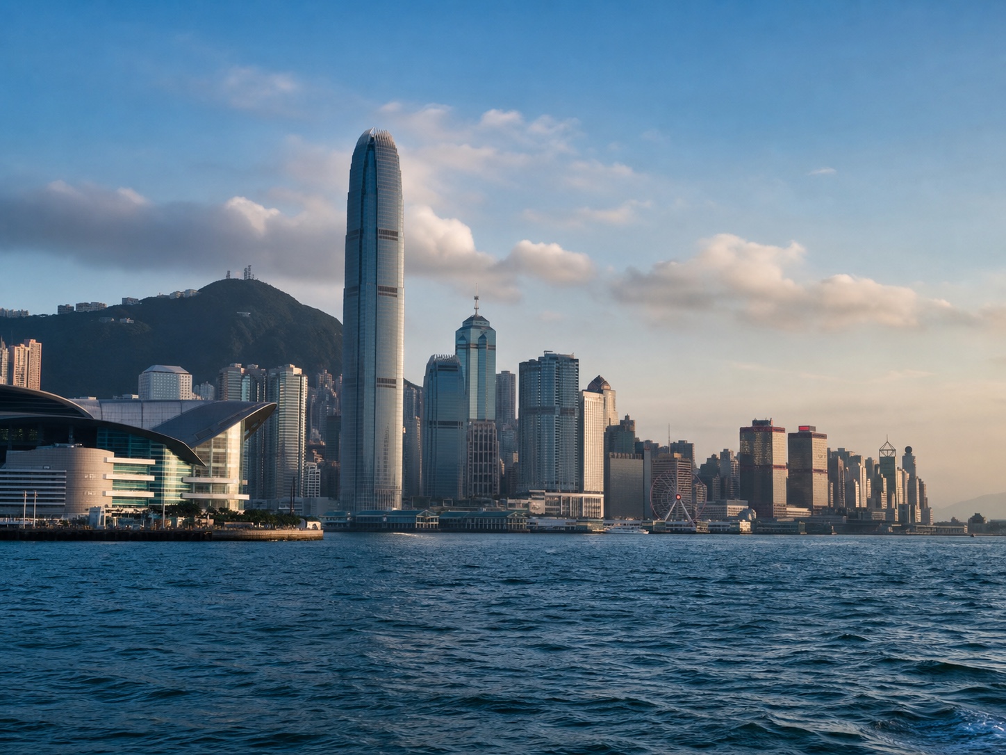中国香港维多利亚港与城市天际线