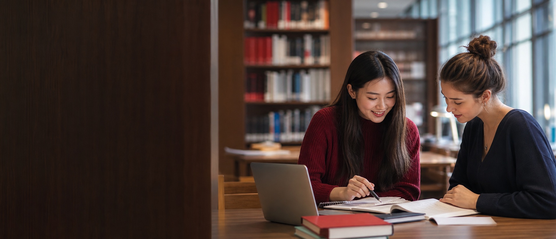 两位大学生在国际大学图书馆共同学习